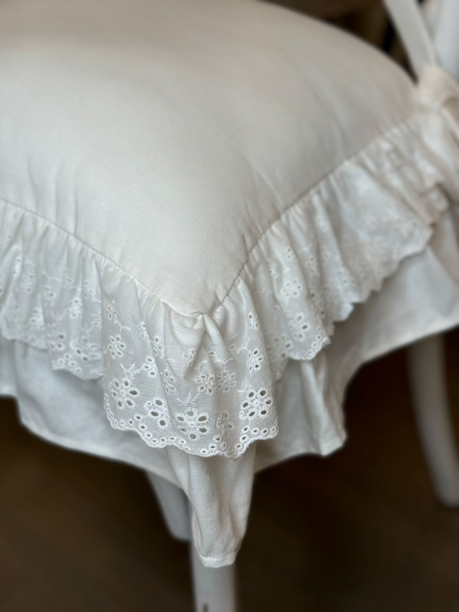 Cuscino da sedia sartoriale in panama bianco con pizzo sangallo - 45x45 cm - Fiorentino Home